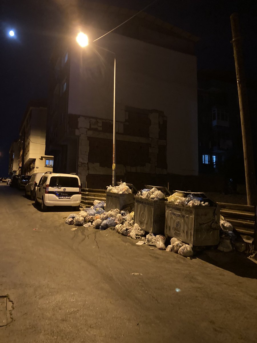 serkanbag35's tweet photo. @KarabaglarBel @izmirbld @Hkinayy Karabağlar Gülyaka Mahallesi 2983 Sokak’ta iki gündür çöpler toplanmıyor, heryer çöp yığını olmuş durumda. Sağlığımız tehdit altında. Lütfen acil çözüm! https://t.co/QNSfo7qI79
