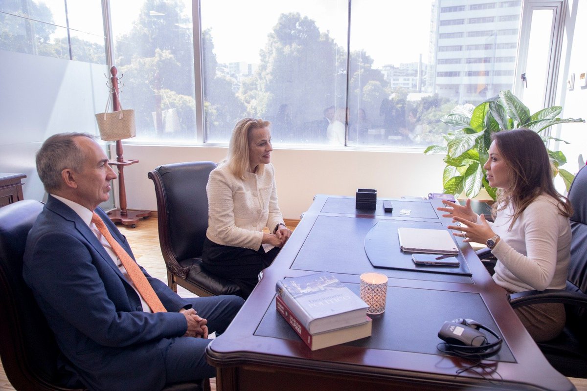 #AsambleaEc2025 
La vicepresidenta <a href="/mishelmanchenok/">Mishel Mancheno</a> mantuvo una reunión protocolar con Kirstine Damkjaer, directora ejecutiva adjunta de la Oficina de <a href="/UNOPS/">UNOPS</a>, y Nicholas Gardner, director regional para Ecuador, Perú y Colombia del organismo
#Boletín
asambleanacional.gob.ec/es/noticia/109…