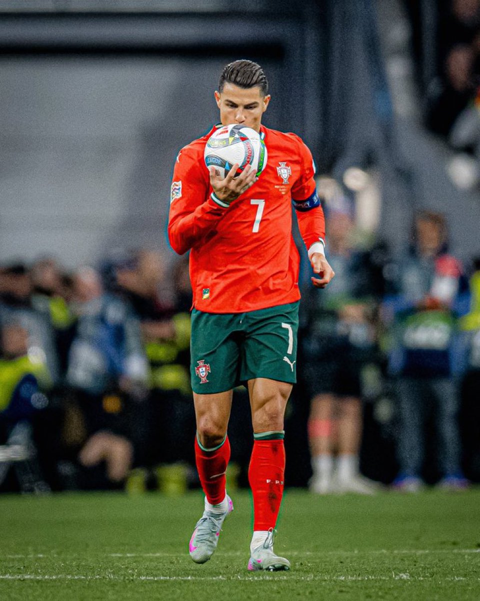 TeamCRonaldo's tweet image. Cristiano Ronaldo 𝐬𝐢𝐧𝐜𝐞 𝐭𝐮𝐫𝐧𝐢𝐧𝐠 30:

Age 30: 58 goals
Age 31: 54 goals
Age 32: 53 goals
Age 33: 49 goals
Age 34: 45 goals
Age 35: 40 goals
Age 36: 41 goals
Age 37: 17 goals 
Age 38: 53 goals
Age 39: 50 goals 
Age 40: 20 goals

This is madness.