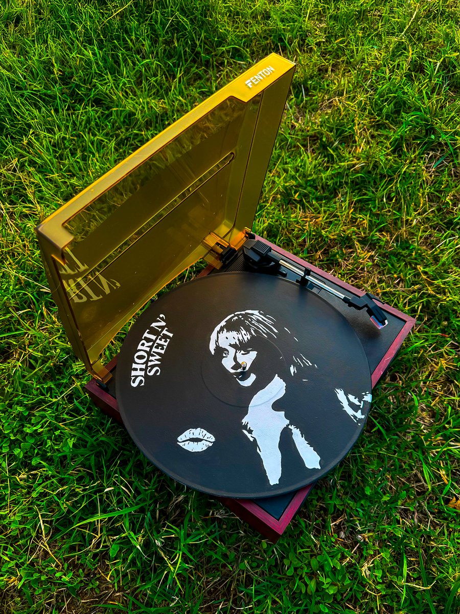 ImCactusQueen's tweet photo. Mi novia hace Vinyls customs, por el momento tiene este de Sabrina Carpenter y otros de Billie Eilish en vinted. Son una locura 🫣

Si le dais amor os lo agradeceré eternamente.

Podéis comprarlos en el enlace de abajo👇 https://t.co/klC5yyRf1L