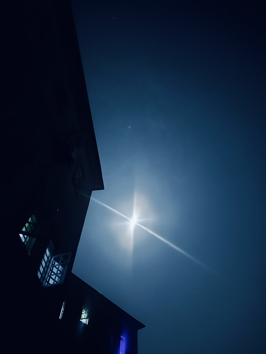 izzimay's tweet photo. Say your secrets😉

#MoonlitSky #UrbanSilhouette #NightPhotography #LensFlareMagic #CityAtDusk #AstroVibes #MoodyShots https://t.co/qniTuwZQAS