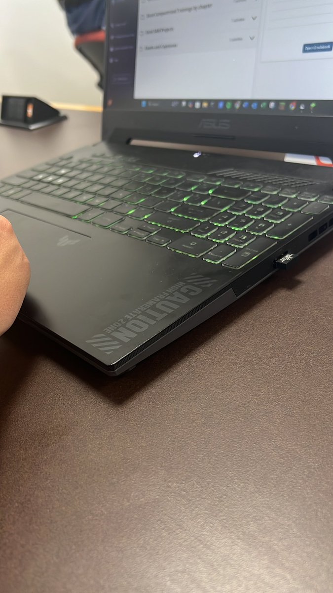 ttsoswagg's tweet image. Fucking nerd I have to sit next to #highframeratezone