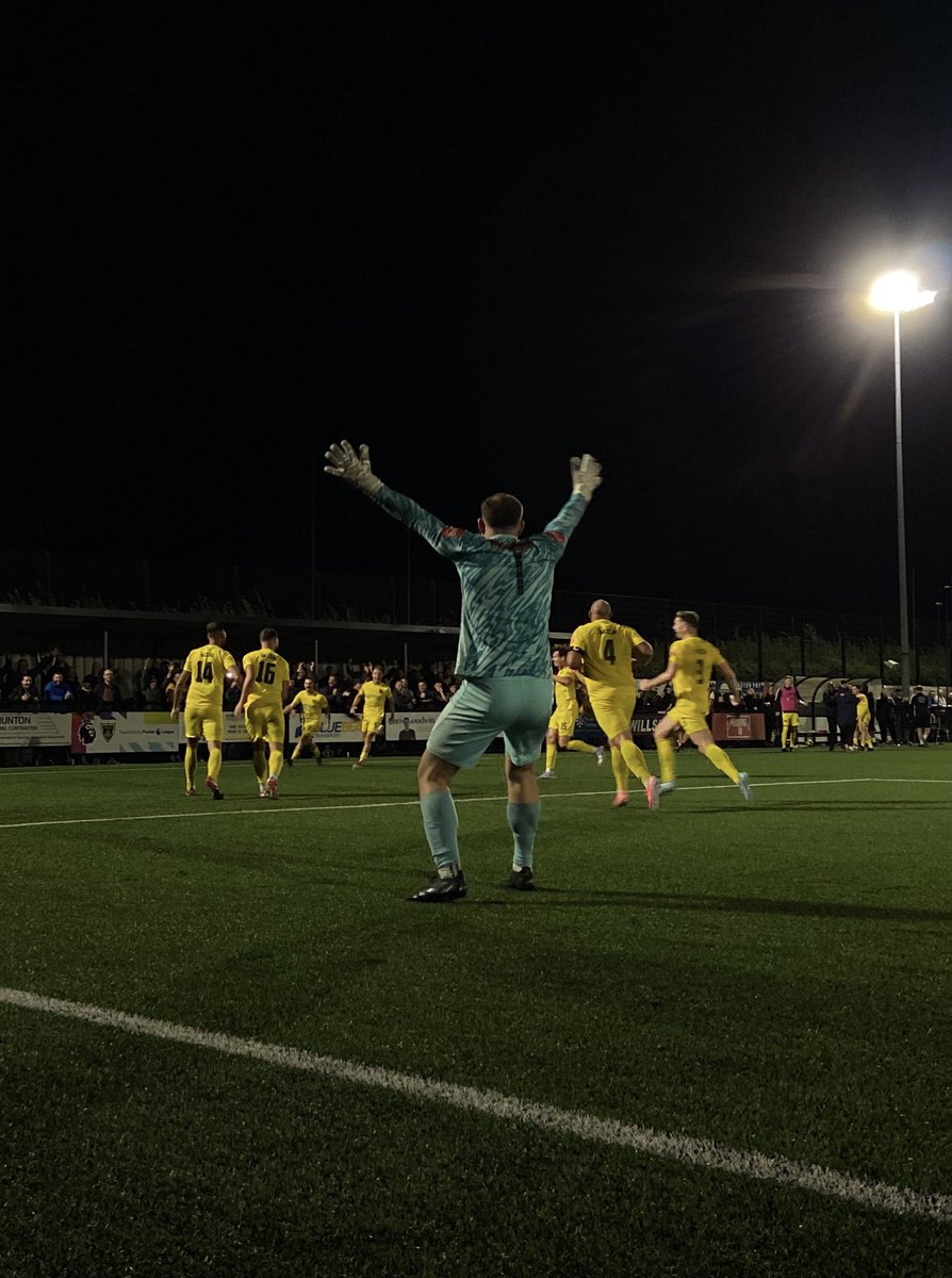 GOAL — HARBOROUGH TOWN🐝 

🟡 1 - 0 🔵

⏱️ 90+6’ | <a href="/LuisRose__/">Luis</a> BUNDLES IN THE WINNER! 🤯

#HARQUO | #UpTheBees | #Harborough
<a href="/hfmnews/">HFM News</a> | <a href="/BBCRLSport/">BBC Sport Leicester</a> | <a href="/HarbTownFC_ES/">Harborough Town FC 🐝</a>