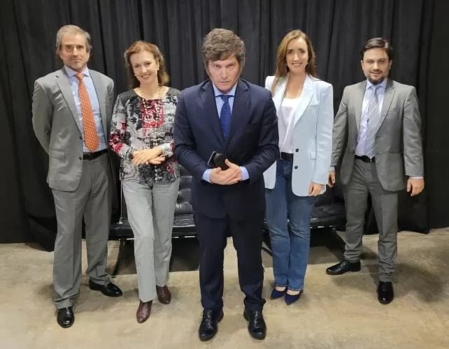 Este es el equipo!!
Esta es la mesa!!
Lo otro es casta.

Lo envenenaron y lo alejaron de quienes lo amaban.
Hay que volver a las bases.

#MileiEscuchanos