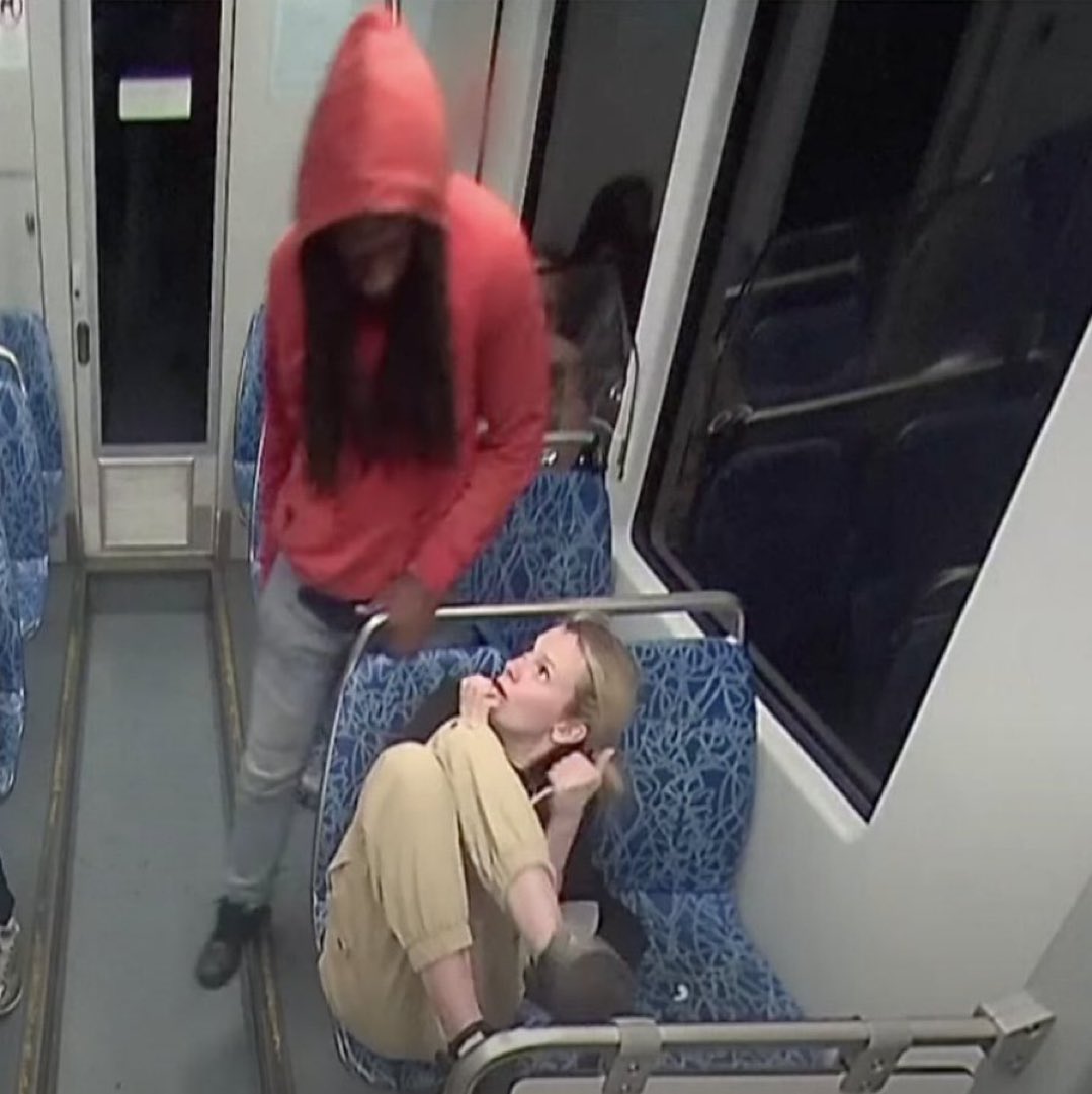 Amerika bu olayı konuşuyor. Siyahi adam metroda önüne oturan kadını hiçbir neden yokken -belki de tek neden kadının beyaz olması- kalkıp bıçaklıyor. Sonra da çekip gidiyor. 

Birkaç günlük konu.. Aslında ana akım medyada haber olmamıştı. Ama Elon Musk üstüne gidince dünya