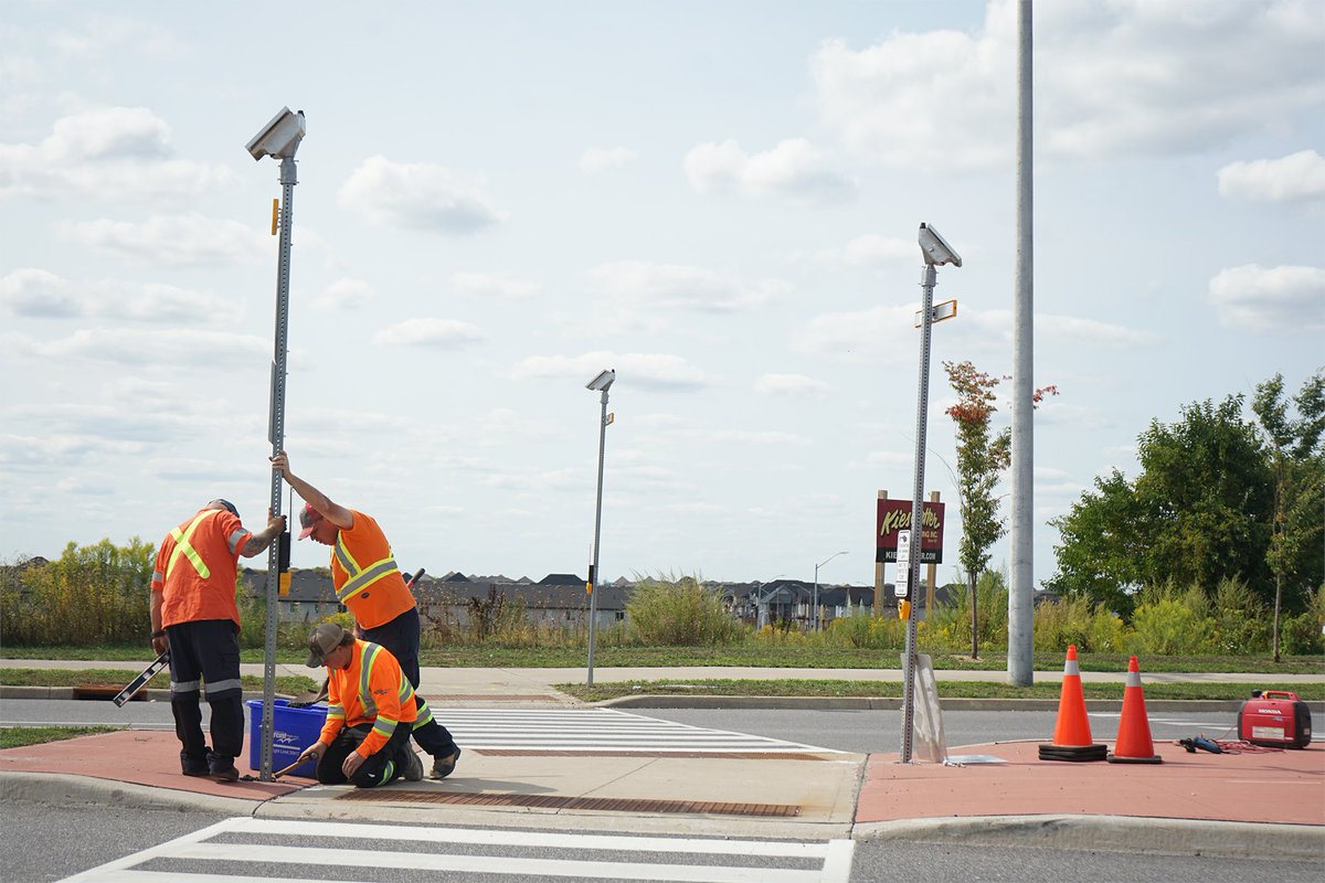 The installation of flashing lights has begun at pedestrian crossovers (PXOs) on Rest Acres Rd (Cobblestone Dr &amp; Arlington Pkwy), with more coming in the next few weeks.
PXOs make crossing safer &amp; easier for everyone!
👉 Learn more: brant.ca/safestreets