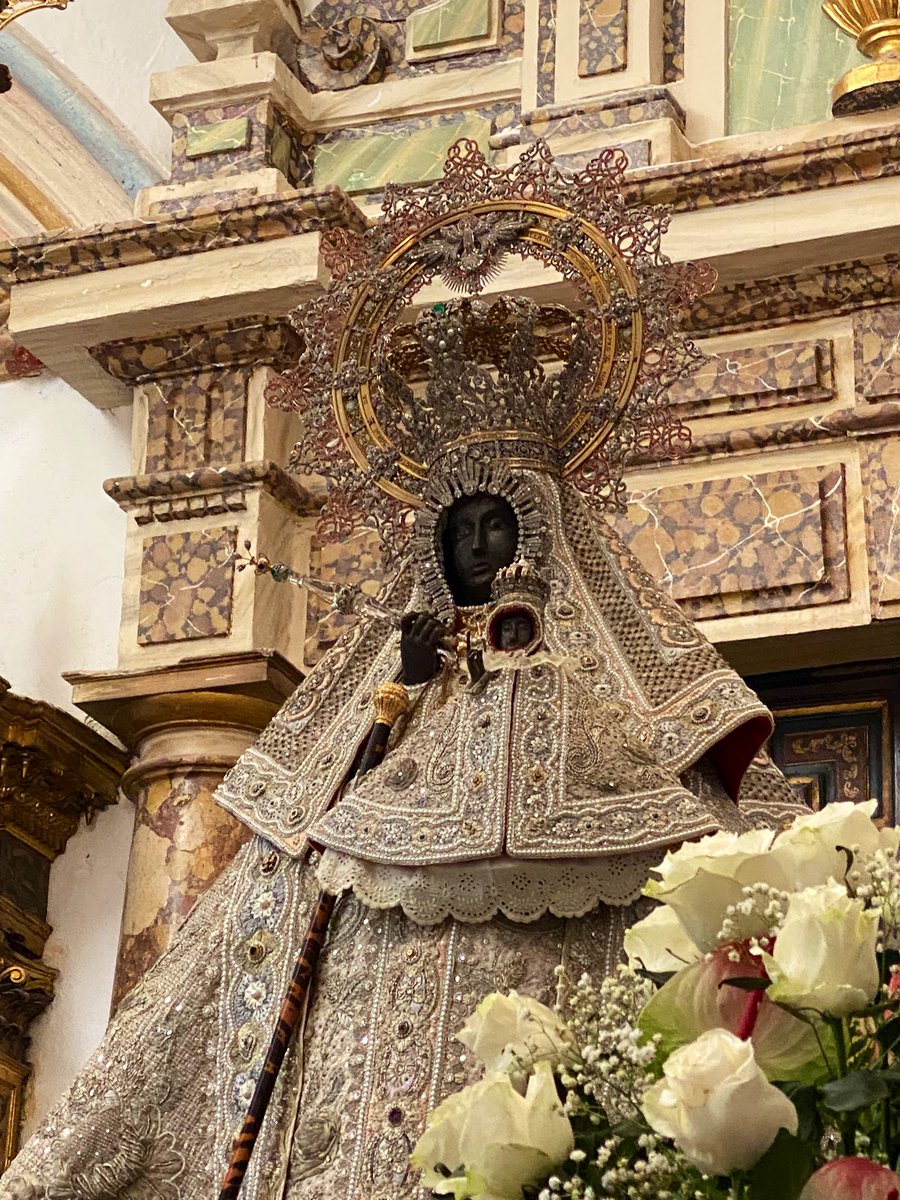 RealCaGuadalupe's tweet photo. 💐 Los #CaballerosdeGuadalupe participaron en la Santa Misa y en la posterior procesión claustral con motivo del #8deseptiembre; Natividad de la Virgen y fiesta del patronato de #SantaMariadeGuadalupe sobre Extremadura. 🟢⚪️⚫️

#santamariadeguadalupe 
#patronadeextremadura https://t.co/m7R0LJFWrJ