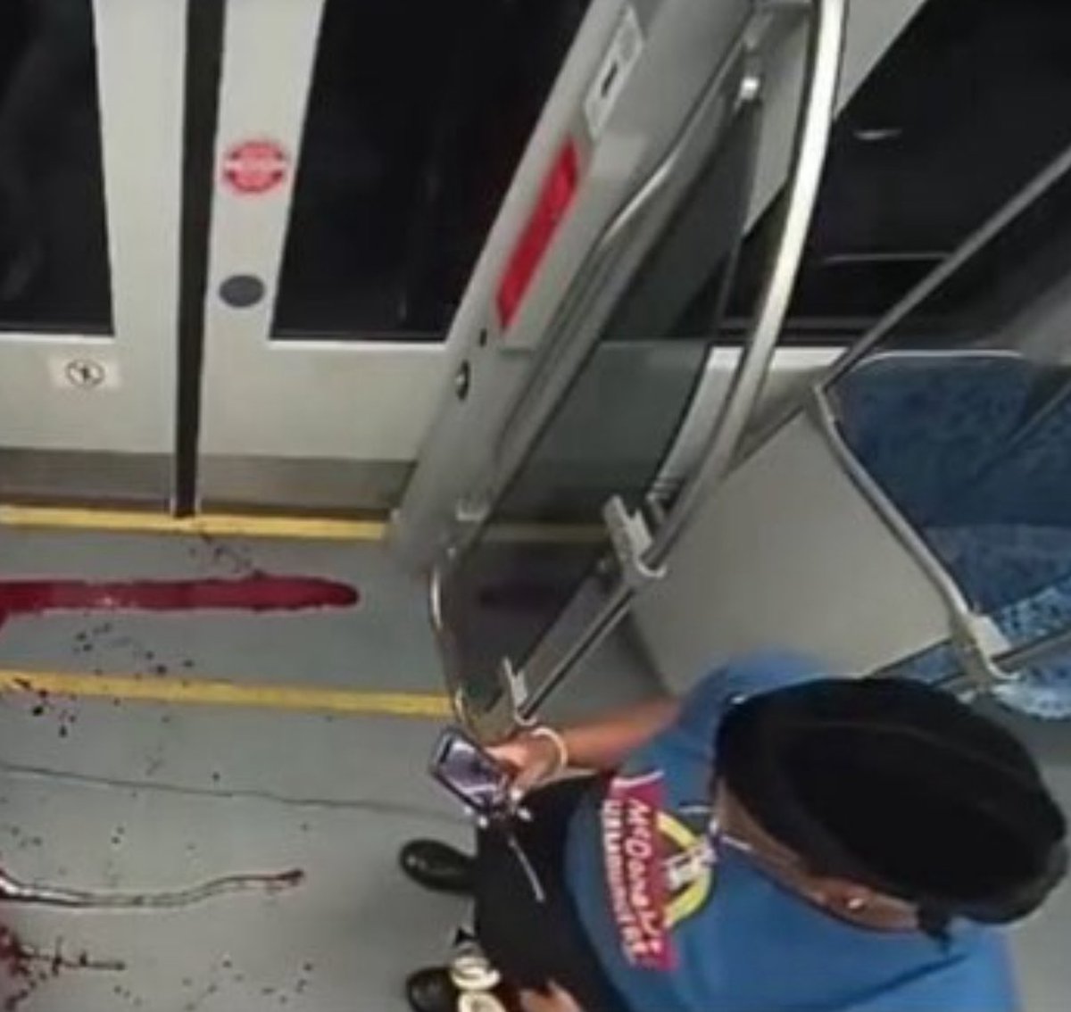 libsoftiktok's tweet image. Not only didn’t they help but they filmed her slowly bleeding to death