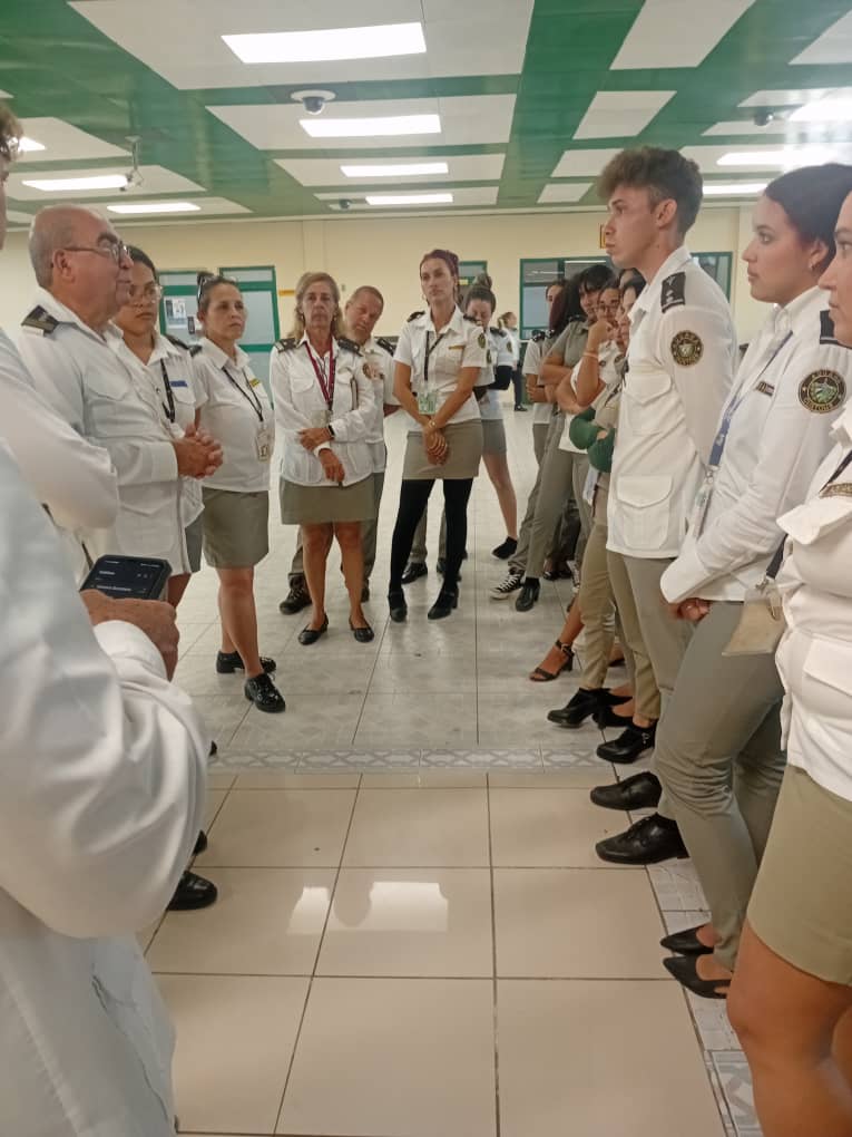 Hoy tuvimos la oportunidad de un provechoso intercambio con los oficiales de aduana en el aeropuerto internacional "Frank País" de #AduanaHolguin 
Jóvenes en su mayoría que hoy tienen la responsabilidad de garantizar una #FronteraSegura 
Es la prioridad hoy en #AduanadeCuba