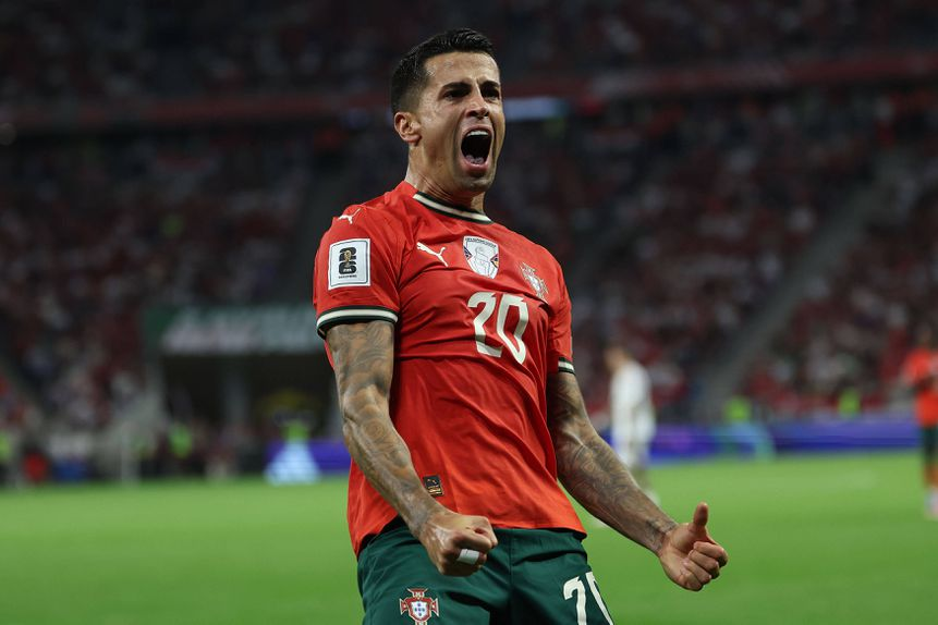 Que jogador.
Benfica, Valência, Inter, Juve, City, Barcelona, Bayern, Al Hilal.
A carreira de João Cancelo é de sonho e ele é um absoluto craque.
14 Títulos.
1x Equipa FIFA