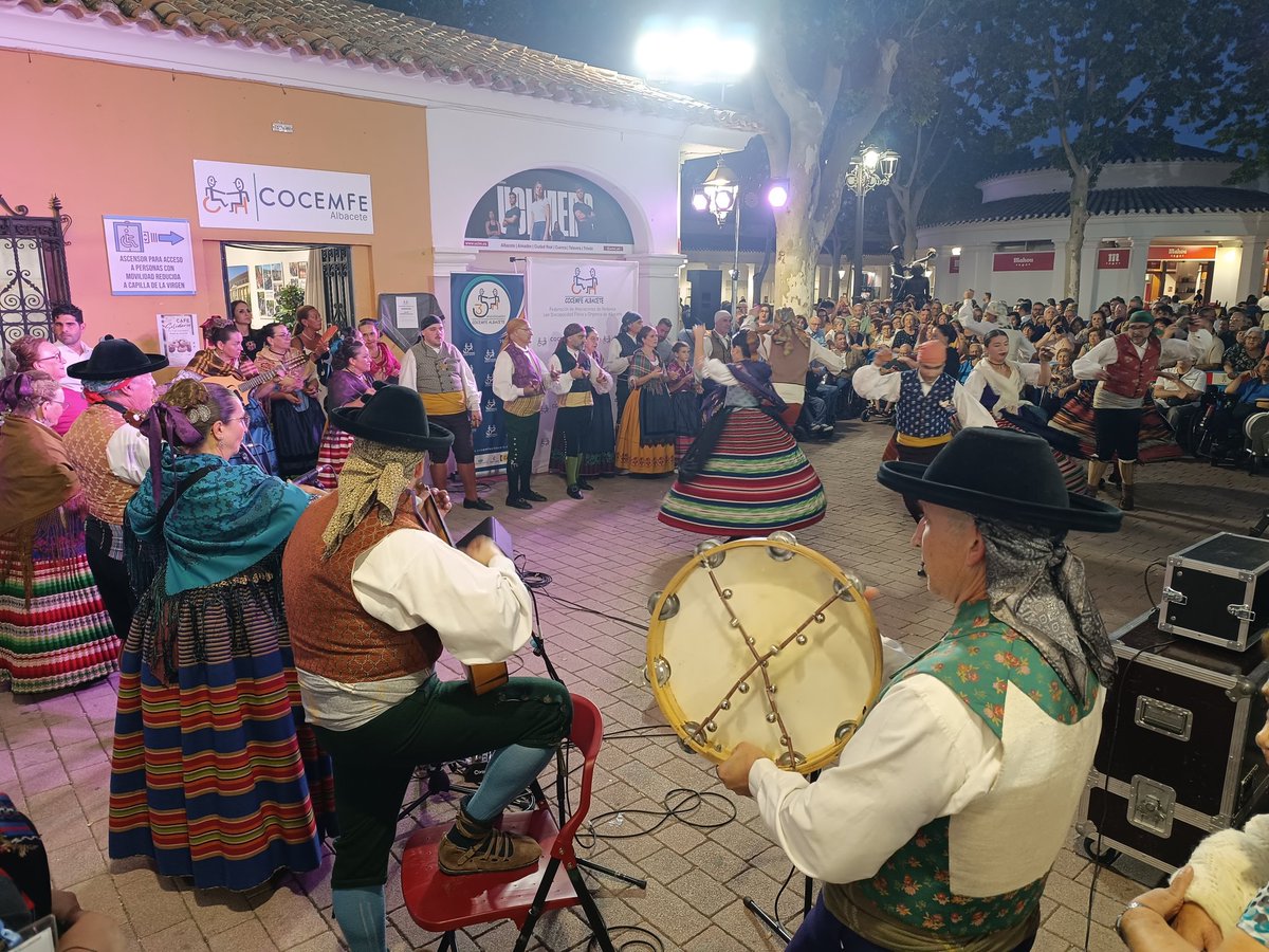 Nieves Navarro ha asistido a los #PremiosCocemfe en la #FeriaAlbacete2025, con la emotiva actuación del grupo de folklore de la Abuela Santa Ana. 💜

Gracias a <a href="/COCEMFE/">cocemfe motilla</a> por su incansable labor por la inclusión y los derechos.

#UnidasPodemos