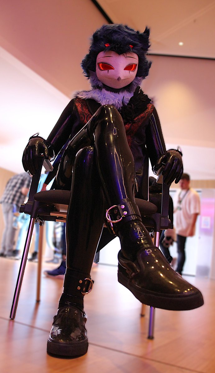 LinuxScurr's tweet image. Are you afraid to love people, Blitzy?~ 🦉💫

📷: @LycaonPotter ❤️

#stolas #NSFW #fursuit #latex #rubber #fetish #helluvaboss #stolasnsfw #furry #furrynsfw #kinky
#EF29 #Eurofurence2025 #rubberfurs