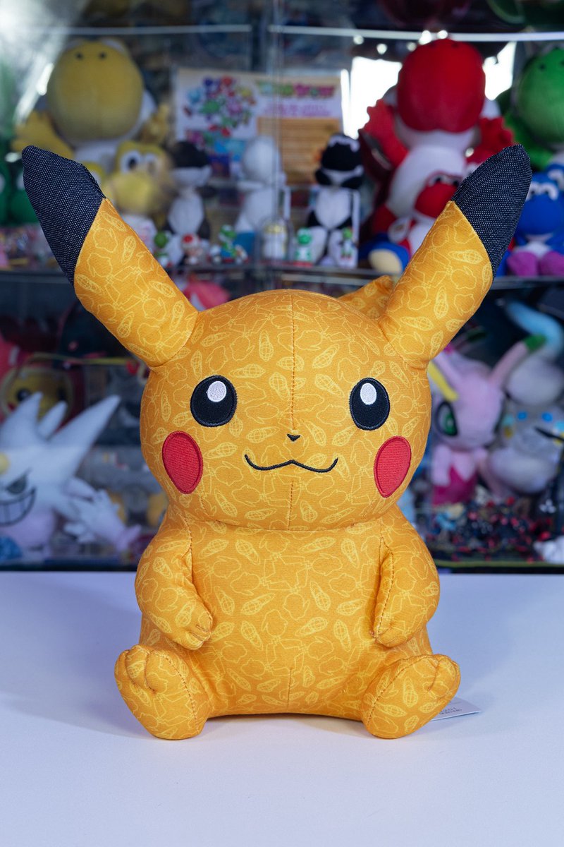 nostalgicadam's tweet image. These are the only official shiny Pikachu plush in existence! They were a very limited releases in collaboration with BEAMS, a popular clothing brand in Japan. Released in 2011 a shiny Pikachu with a shopping bag holding a normal Pikachu. Then again in 2013. #pokemon #pikachu