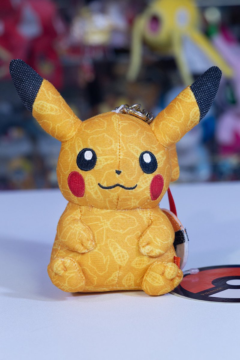 nostalgicadam's tweet image. These are the only official shiny Pikachu plush in existence! They were a very limited releases in collaboration with BEAMS, a popular clothing brand in Japan. Released in 2011 a shiny Pikachu with a shopping bag holding a normal Pikachu. Then again in 2013. #pokemon #pikachu