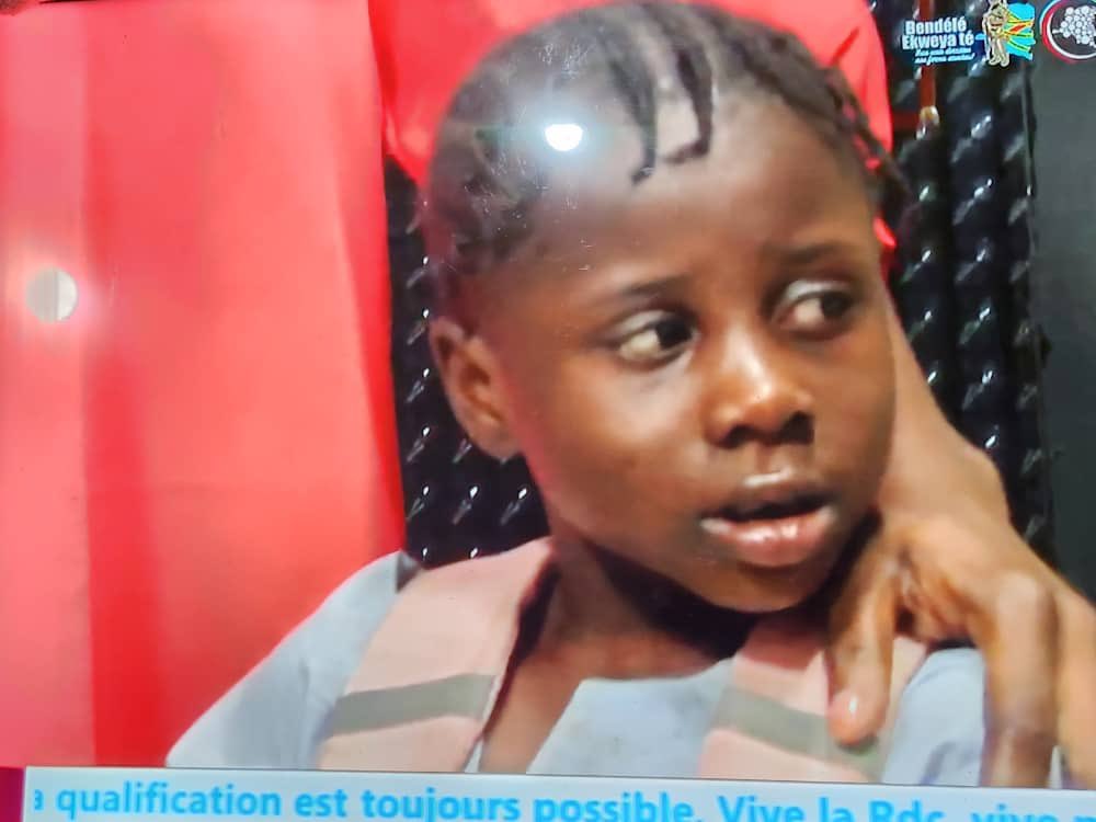 🚨🛑#Urgent| Cette fillette ( écolière) avec son sac à dos est perdue et a été retrouvée proche de la maison communale de Lingwala où elle est gardée. Elle n’arrive pas à identifier ses parents. 

Sa maman s’appelle #Deborah et son papa #Moise. 

Nous nous invitons à relayer,