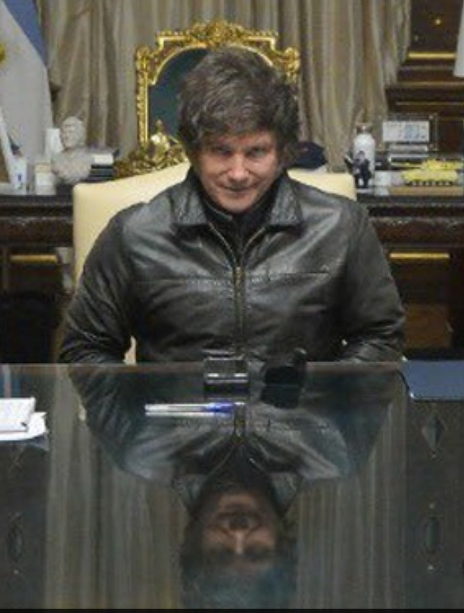 Diputados: ya que el engendro que ocupa la Casa Rosada no quiere entrar en razones después de que se  expresó el Pueblo con el 40% del padrón electoral del país, el único camino constitucional posible es el juicio político y la destitución. Acusen que hay una docena de causales.