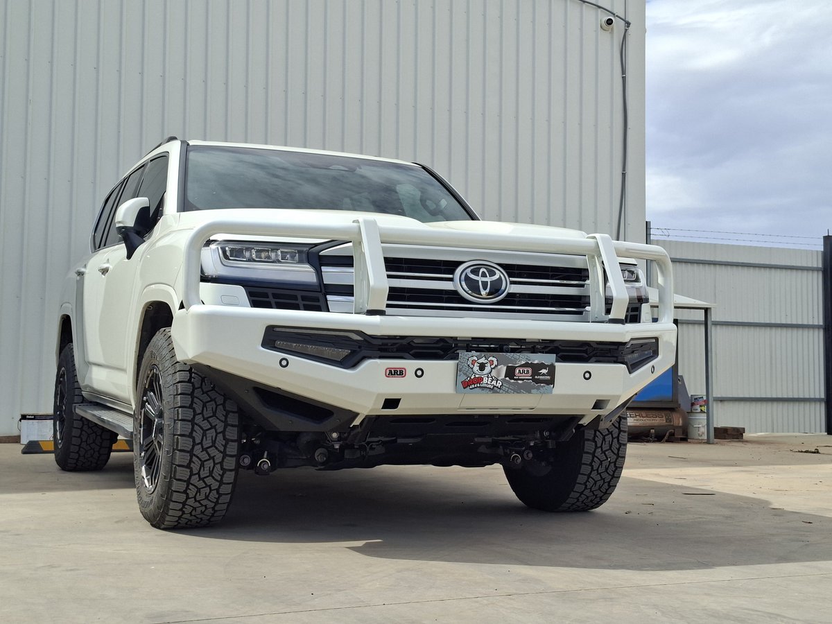 Dropbear4x4's tweet photo. This 300 Series turned out excellent - Now fit out with an #ARB Summit MK2 Bullbar, colour matched in white https://t.co/AAEQMJDBzG
