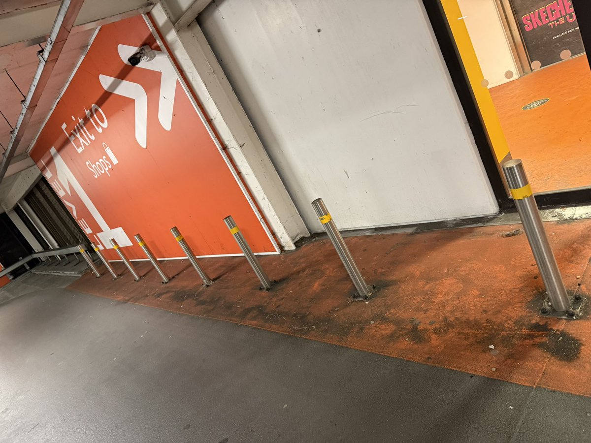 Feners's tweet photo. @lincolncouncil please can you sort this shambolic Central Car Park out. Barriers not working, backing traffic up causing further impact on Pelham bridge. Pay machines not working. Place is disgustingly filthy. Embarrassing for the city council as never improves. https://t.co/WkhNgvVOU3