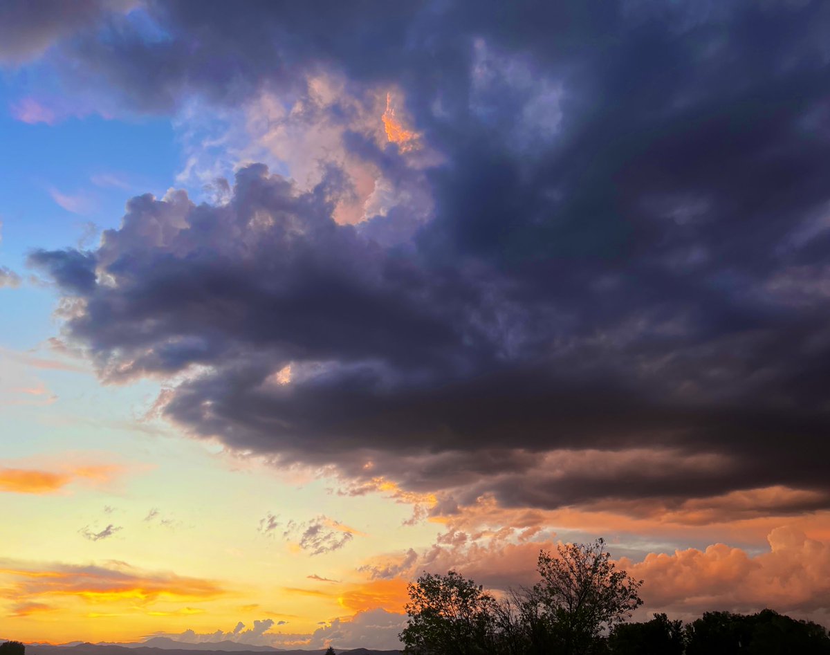 whatgreenlite's tweet image. Before and after 

☔️ ☀️ 

#idahome #pnw #NaturePhotography