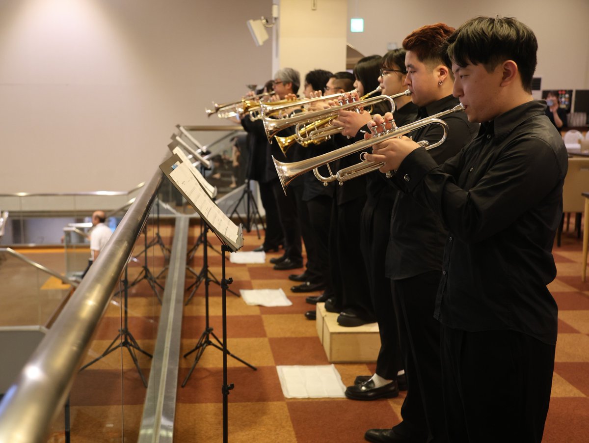 夏休みの終わりに、長野県信濃町で3泊4日のオーケストラ合宿を実施しました！
最終日には「癒しの森コンサート」を開催し、町の方に演奏をお楽しみいただきました。
アンコールではアイーダの凱旋行進曲を演奏し、総勢22名のトランペットによる盛大なファンファーレで締めくくりました✨