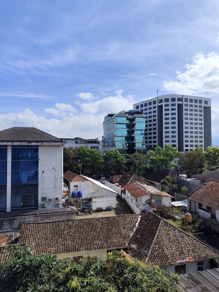 querystrings's tweet image. Ntar siang juga hujan.~