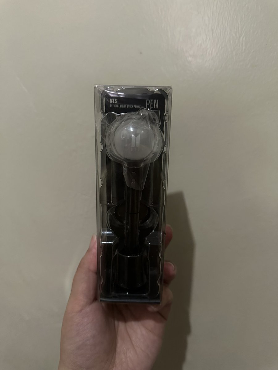 AlviE8006's tweet photo. WTS LFB PH
RFS: need funds

BTS Official MOTS Lightstick Pen
 - ₱900
 - Sealed
 - Can do GRAB/LALAMOVE within Metro Manila
 - Buyer will shoulder the shipping fee
 - Full payment required before shipping
 - with freebies https://t.co/w1Fz8IjXJi
