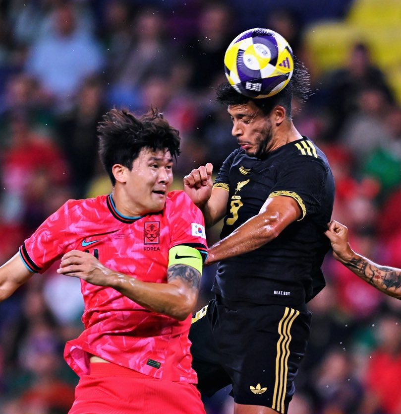 Raúl Jiménez le ganó por aire al central del Bayern Munich y capitán de Corea del Sur.

Es un delantero de elite. 🇲🇽❤️🔥