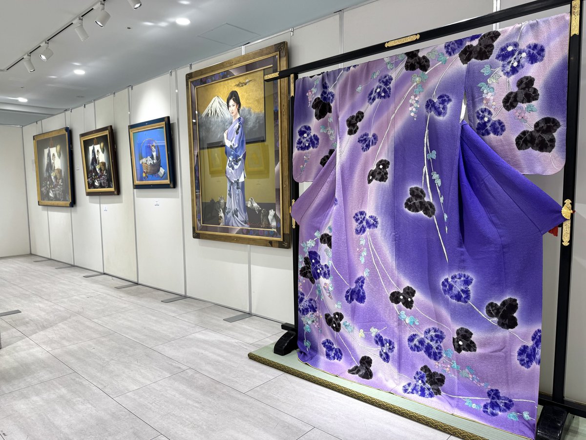 7階＝イベントスペースで「八代亜紀 アート展」を開催中🖼歌手人生を