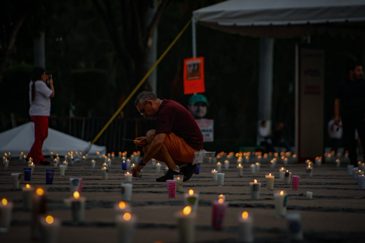 noticieristas's tweet photo. 🟣| ¡Otro Culiacán es posible! En un ambiente de nostalgia y esperanza 🕊️, el colectivo Sabuesos Guerreras iluminó la explanada de Palacio de Gobierno con 5 mil veladoras 🕯️ y los retratos de sus seres queridos desaparecidos en #Sinaloa 🪧.

¿Tienes un familiar desaparecido? Comparte su ficha de búsqueda en los comentarios 👇🏼