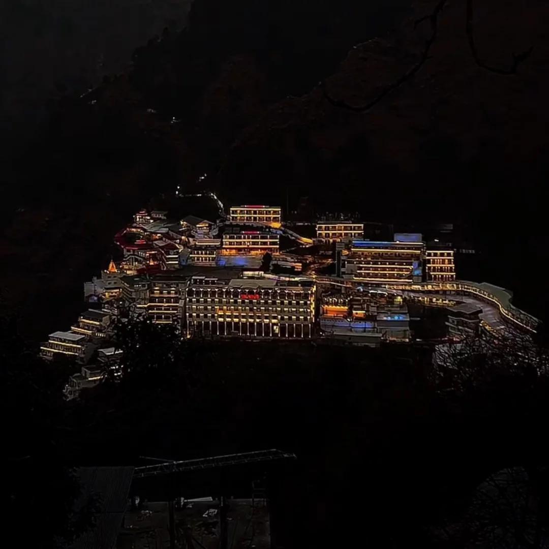 🌹🌹❤ ॐ ऐ ही क्ली चामुण्डायै विच्चे 🙏❤️💕 श्री माता वैष्णो देवी जी ❤🌹💐🌺🥀🌼🌸🙏🌺
🔱जयकारा शेरावाली माता रानी जी दा🌹🌹 बोलो सांचे दरबार की जय🕉 ❤💕🙏❤️💕
🔱🥀मां के दरबार में आपका स्वागत है🥀🔱
🔱🌺 जय मां भगवती वैष्णो देवी🌺
#jaimatadi #jaimaadurga #vaishnodevitrip #maa