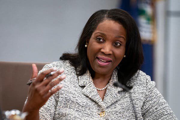 EricLDaugh's tweet image. 🚨 BREAKING: Mortgage fraud Democrat Fed Governor Lisa Cook is now able to attend the next FEDERAL RESERVE MEETING and vote on interest rates because a judge has blocked President Trump’s firing.

This is absolute insanity.

Someone who clearly committed mortgage fraud will…