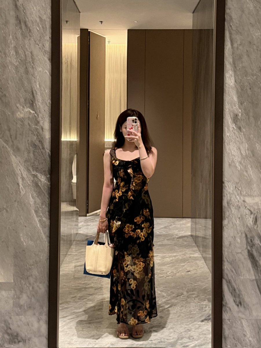 最近状态就是想要的得不到 能得到的不想要 我的情感洁癖什么时候才能让我做上爱啊 想当冷漠无情用完就丢的坏女人