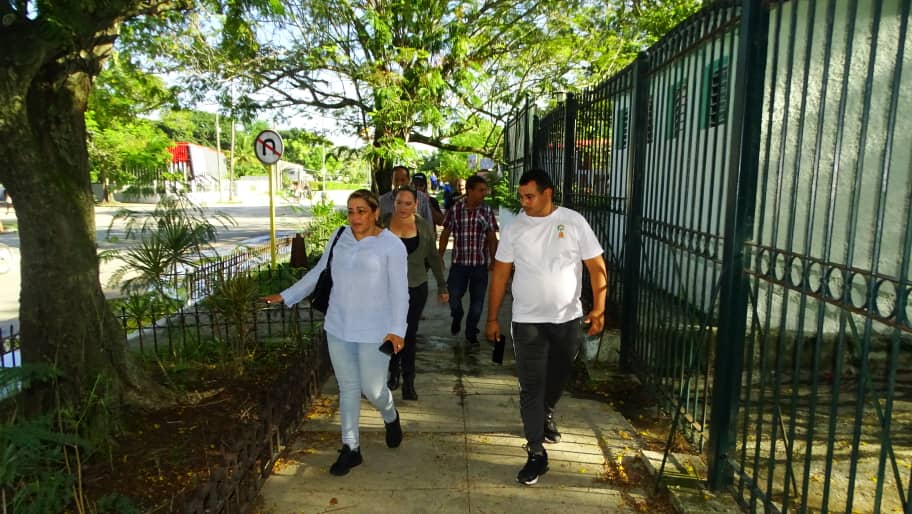 Susely Morfa González (@suselymorfag) on Twitter photo Hoy supervisamos los avances en la revitalización de la Plaza Sandino, un espacio clave para Santa Clara. Acompañada de Diamela López primera secretaria del <a href="/PartidoPCC/">Partido Comunista de Cuba</a> en el municipio y otras autoridades constatamos el progreso de las obras de forma integral en el terreno. Hoy supervisamos los avances en la revitalización de la Plaza Sandino, un espacio clave para Santa Clara. Acompañada de Diamela López primera secretaria del <a href="/PartidoPCC/">Partido Comunista de Cuba</a> en el municipio y otras autoridades constatamos el progreso de las obras de forma integral en el terreno.