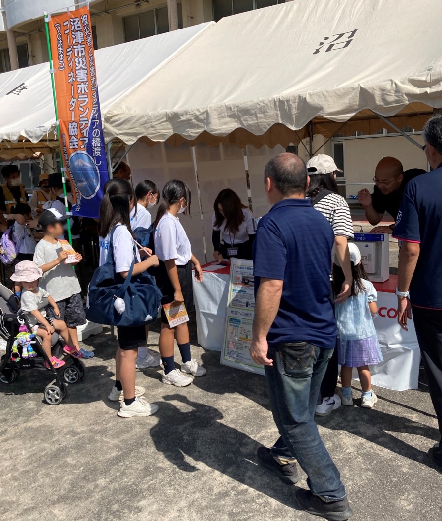 沼津市総合防災訓練に参加しました！】 当社静岡総支社は、沼津市立片浜小学校で実施された総合防災訓練に参加しました。当日は、電気自動車からの給電方法と感震ブレーカーの機能について実機を用いて説明しました。来場者の皆さまからは、「電気自動車から外部給電器を  ...