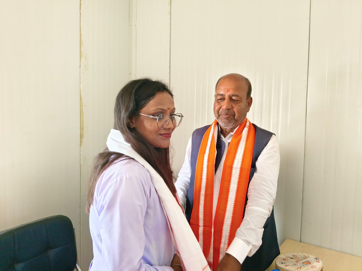 harischandrabjp's tweet photo. #Basopatti प्रखंड के घोड़बंकी एवं भलुआही में 35 - 35 लाख रुपये से नव निर्मित हेल्थ एवं वेलनेस सेंटर का मा. विधायक सह सचेतक श्री अरुण शंकर प्रसाद ने शुभारंभ किया. आम जन को स्वास्थ्य सुविधा का लाभ मिलेगा.  उत्कृष्ट कार्य के लिए ANM रूपम कुमारी को सम्मानित किया. @mangalpandeybjp https://t.co/sIhDHfEfpq