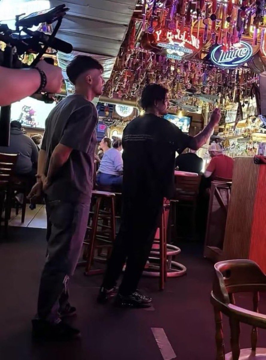 OnedBrUpdates's tweet photo. @Louis_Tomlinson @LiamPayne @NiallOfficial @Harry_Styles • 08 de setembro de 2025 - Nova York •

Zayn e Louis no Tennessee bar 🥹 zouis
(aparentemente gravando algo) https://t.co/gKackIzkI8