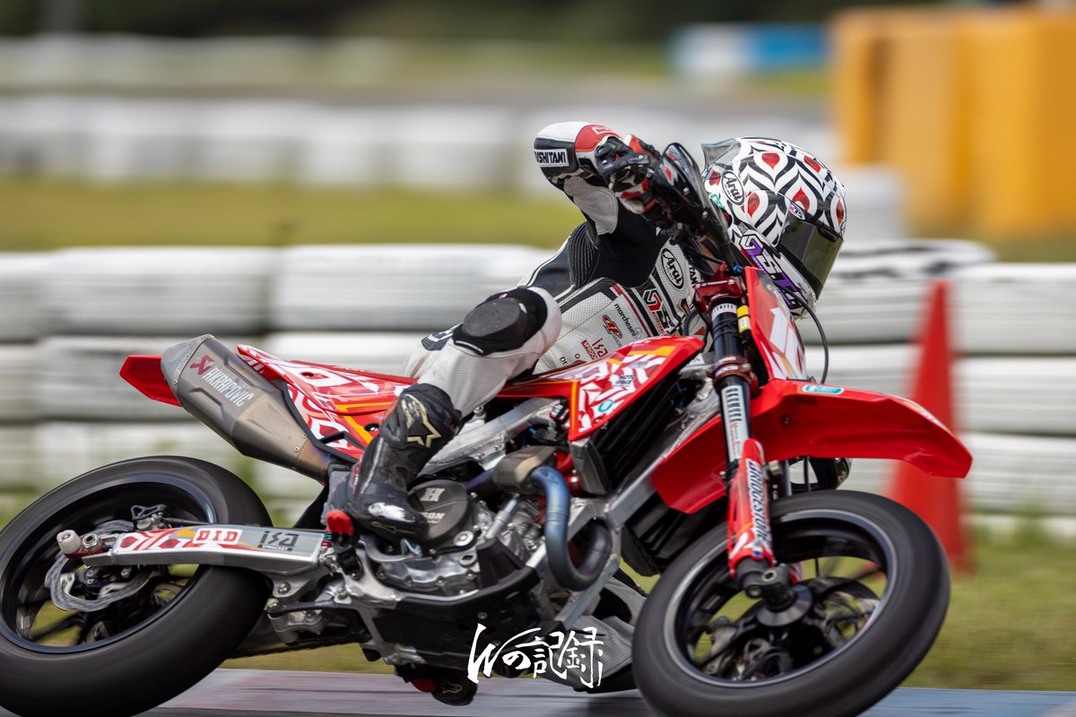 k8rmz1's tweet photo. 2025 MFJ全日本スーパーモ��選手権シリーズ 第5戦 神戸大会
CARRY @44hataboh さんのヘルメットとバイクのトータルコーデ、かなり目が行くのでとても良き♪
#Wの記録 
#全日本スーパーモト 
#モタード 
#スーパーモト https://t.co/Y2V82VdPcc