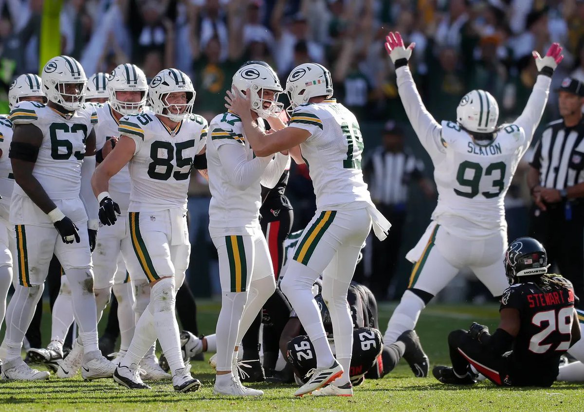 The Packers are wearing their all white uniforms for Thursday’s night game vs. the Commanders. 

All Packers fans attending are encouraged to wear white!!! #GoPackGo