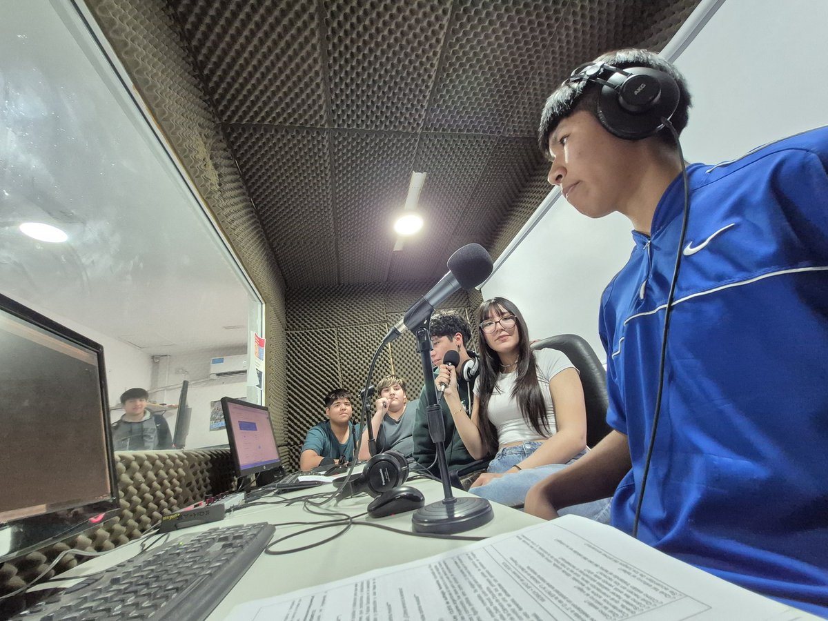 Fogwillsk's tweet photo. 📻 INSTA CÓDIGO ADOLESCENTE
Hoy:
🎂3°D de la E.P.E.T N°7 #BarrioProgreso presentó su podcast como regalo por los 121 años de Neuquén
🚂Historias de Neuquén: la Trochita del #ParqueCentral
📖Cabina Literaria: "Los Parques" de Julio Cortázar
#Adolescencias @tatuhess @GiovanettL https://t.co/OvlBbVUhhI