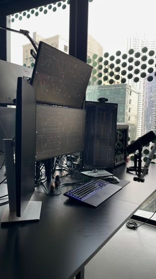 Wer hat den besten Arbeitsplatz mit Aussicht? Hier mein Schreibtisch in Dubai – atemberaubend! 🌆 

Wie sieht's bei euch aus? Teilt eure Views! #Dubai #Workspace #OfficeView