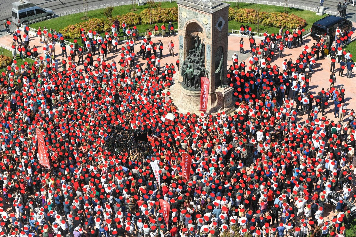 Bu görüntüde 1228 kişiyi tek tek işaretledim. 

Bu fotoğrafta görünmeyen kısımda da en fazla 150 kişi olsa, abartsak 1400 kişi vardı. 

CHP'nin 102. kuruluş yıl dönümünde Taksim'de Atatürk Anıtı önünde toplanan kişi sayısı 1400.

Özgür bey, 5000 kişi geldi dedi ama zaten