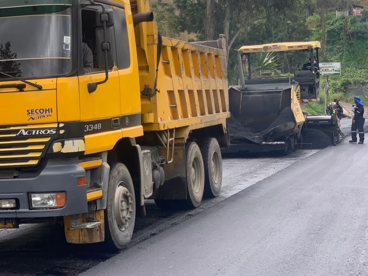 ¡Buenas noticias! 😌

En la vía Tomebamba – Guarainag avanzamos con la colocación de carpeta asfáltica en 1.7 km junto a nuestra empresa <a href="/EpAsfaltar/">Asfaltar EP.</a>. 🚧👷

Transformamos la matriz vial y mejoramos la conectividad. 🚗

#JotaLloretPrefecto
#AzuayPrefectura
#TransformamosVidas