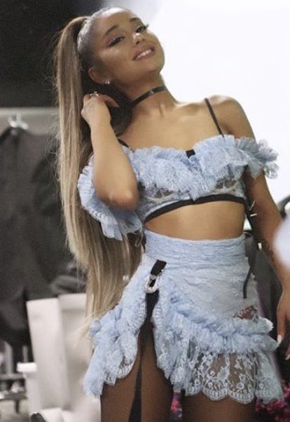 tbyarianagb's tweet image. still very much obsessed with this outfit btw.