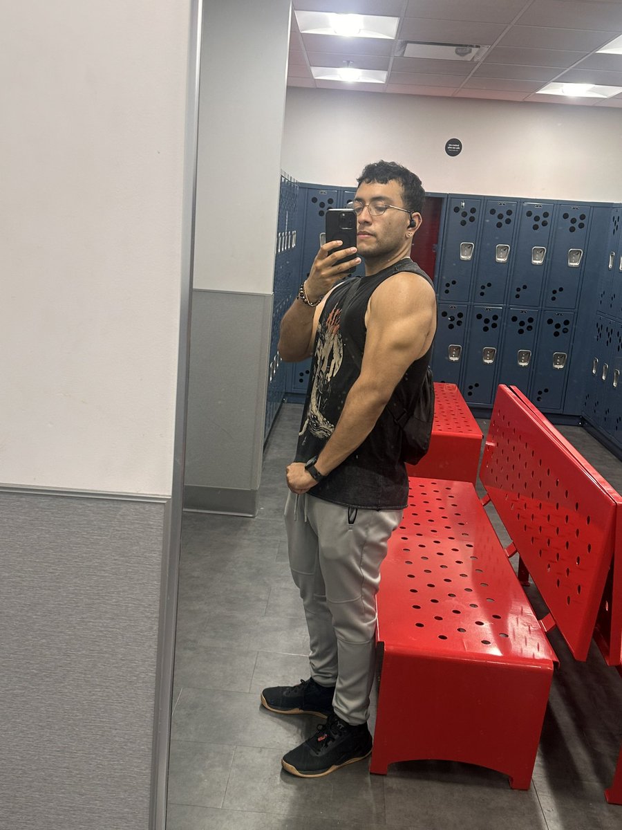 MajinAvocado's tweet photo. Track your progress and have fun with it.  12ish week diff ✌🏼. Powerlifting has been a gratifying hobby so far https://t.co/Vxpw3kKIt1