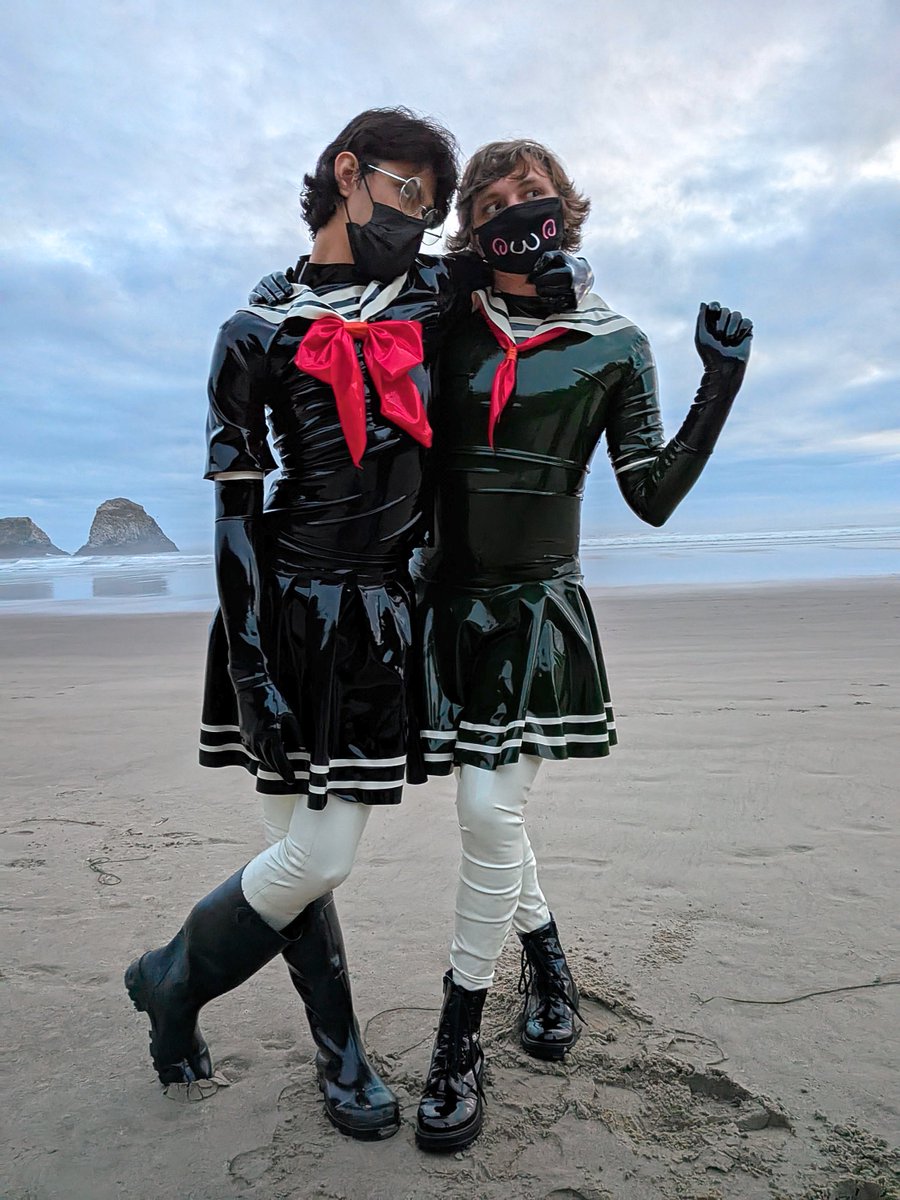 Homemade sailor suits on da beach with <a href="/4MELwave/">4MELwave</a>!

We run a tight ship with a strict dress code, if you don't follow it you'll be walking the plank (probably a sexy plank or something IDK).

Photographers:
@/SlinkyB0i13
<a href="/BambiDumpling/">CrabKnuckle🔞</a> 

#latex #cosplay