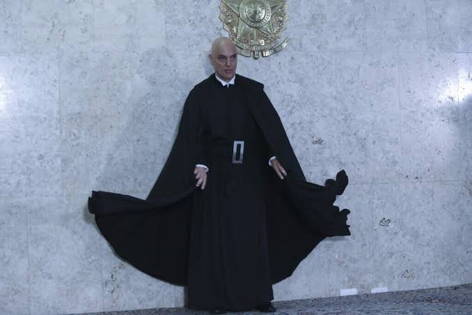 OperacaoPhoenix's tweet image. Alexandre de Moraes is a psychopath. You have no idea of ​​the situation Brazil is in. We are hostages of a dictator. He thinks he's an untouchable god. Bolsonaro, he's suffering an injustice. Brazil cannot end up like Venezuela. May God save us 🇧🇷🇺🇸 
#BrasilComBolsonaro #TRUMP