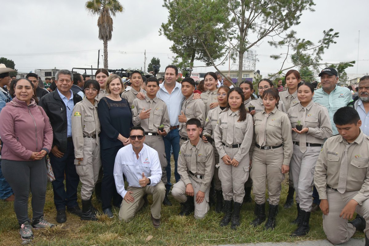 ¡Saltillo alcanza meta histórica! Se plantó el árbol 10,000.

La secretaria de SMA, Susana Estens, en representación del gobernador <a href="/manolojim/">Manolo Jiménez Salinas</a> y El alcalde <a href="/javierdiazglz/">Javier Díaz</a> reafirmaron el compromiso de construir una ciudad más verde.

#CoahuilaPaDelante #APasosDeGigante