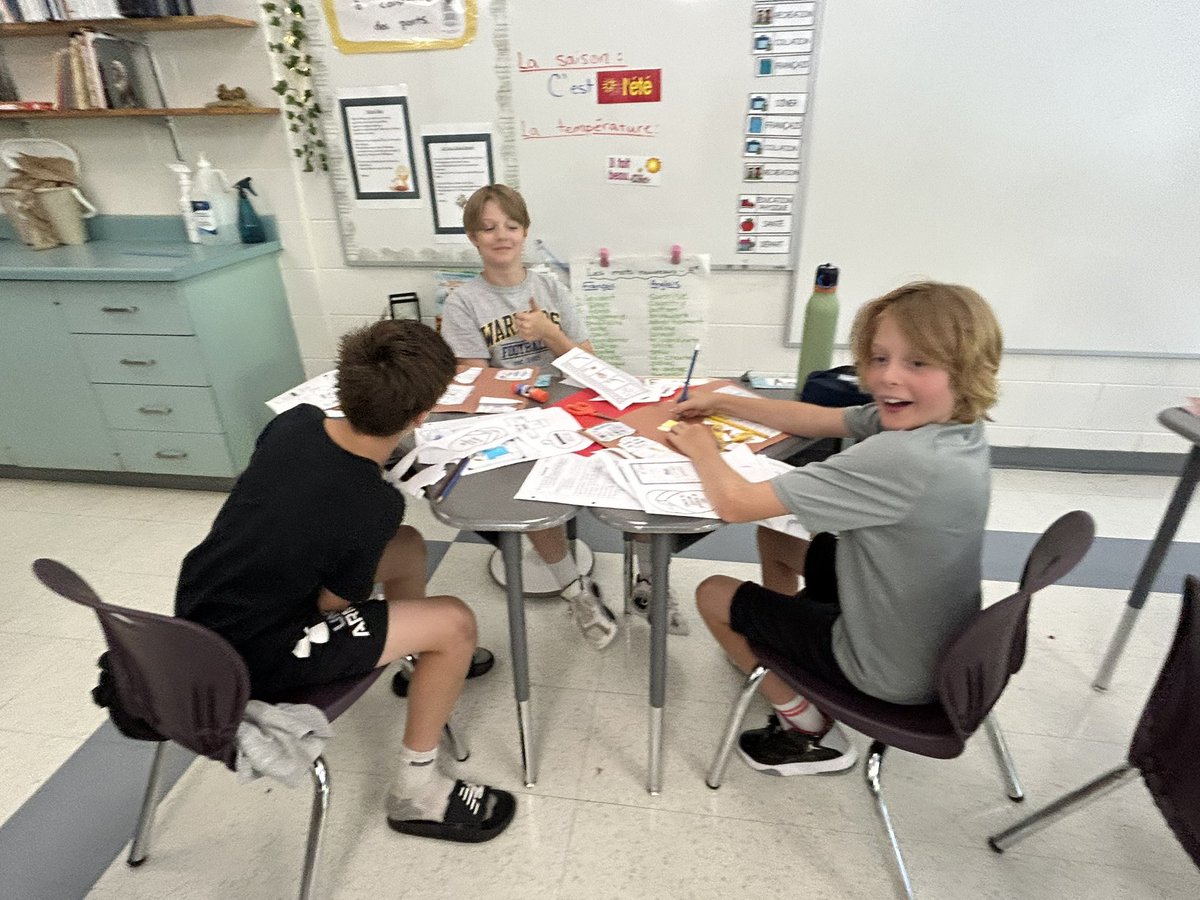 MmeRigucci's tweet photo. Grade 6i hard at work finishing up their assignment “Tout sur moi! “ or their paragraph about what they did this summer. #ocsbFSL @ocsbBonjour https://t.co/AHGFqRRe7S