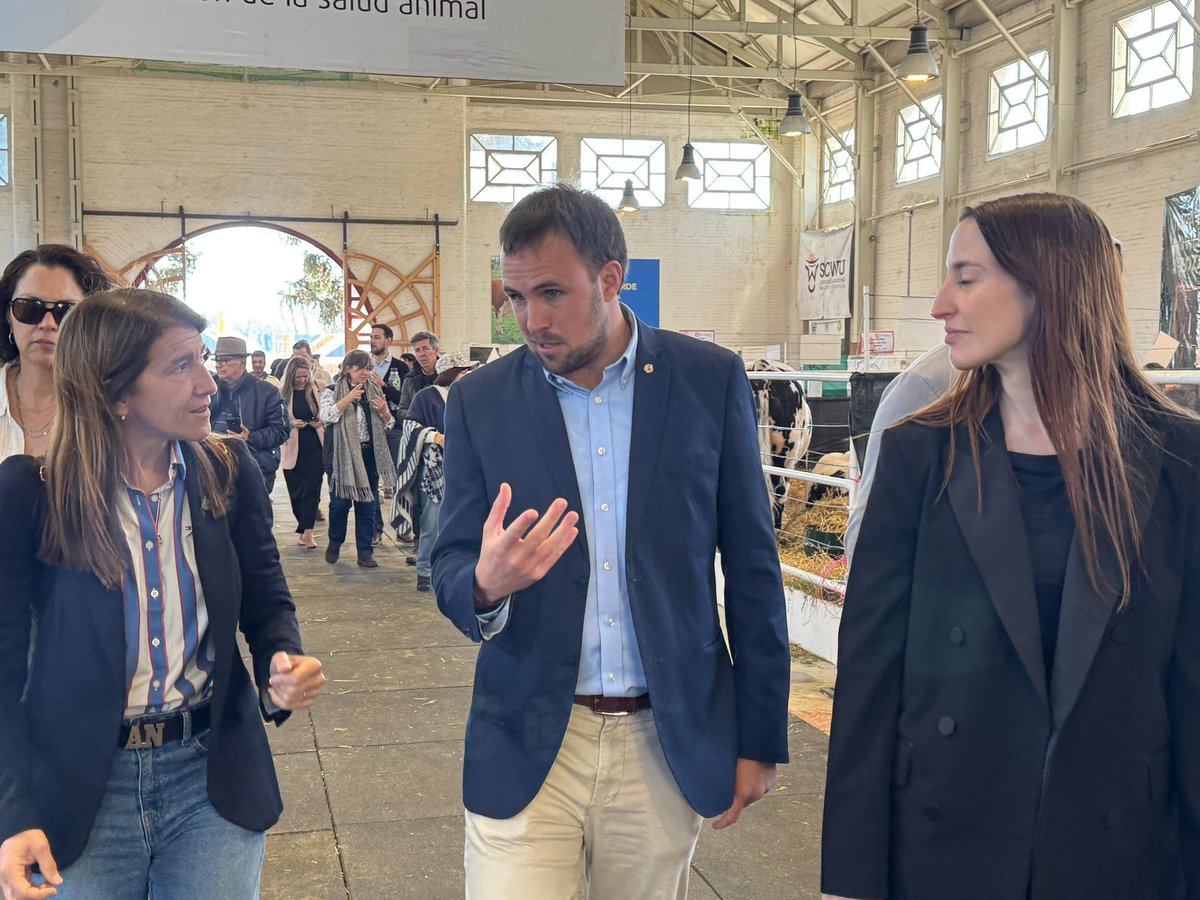 Junto a <a href="/camboue/">Sebastian Da Silva</a> recibimos a la Fundación <a href="/Barbechando/">BARBECHANDO 🇦🇷</a> y al diputado <a href="/catoardohain/">Martin Ardohain</a> en la Rural del Prado. Visitamos la sede de la ARU, recorrimos el predio y compartimos un almuerzo con referentes del sector agropecuario. Seguiremos trabajando para estrechar vínculos con quienes