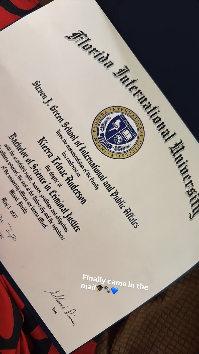 basicallykierra's tweet image. Forgot to post my degree 📜 💙#fiugrad